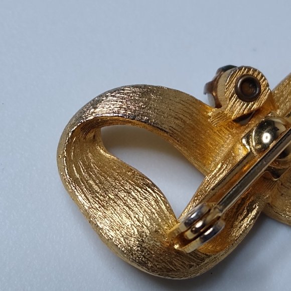 Vintage JJ Faux Pearl And Metal Ribbon Brooch - Picture 12 of 15